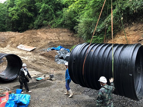 吊降ろし写真（道路横断管　φ1800　L=2500）