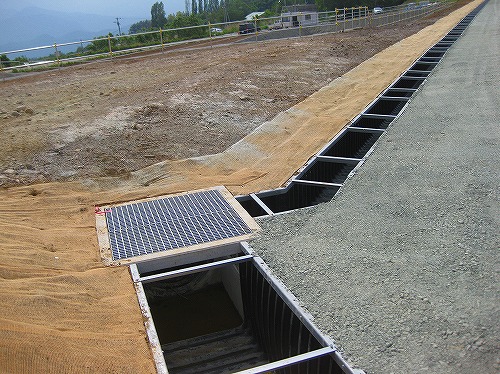 太陽光発電所建設工事　排水路工　マス接続　軽量