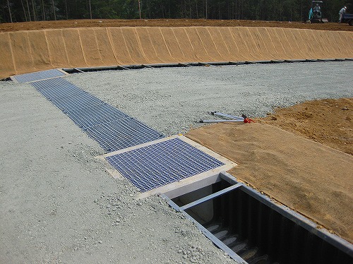 太陽光発電所建設工事　排水路工　横断部処理