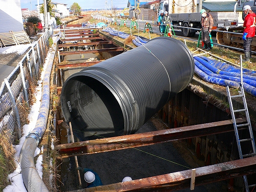 農業排水路　仮排水管（ダイポリンハウエル管Ｆ30φ1800）