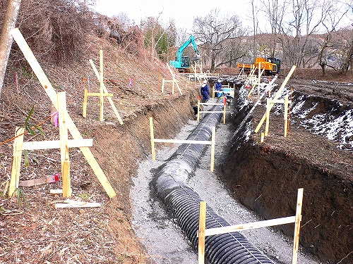 農業用水路　砕石巻き立て