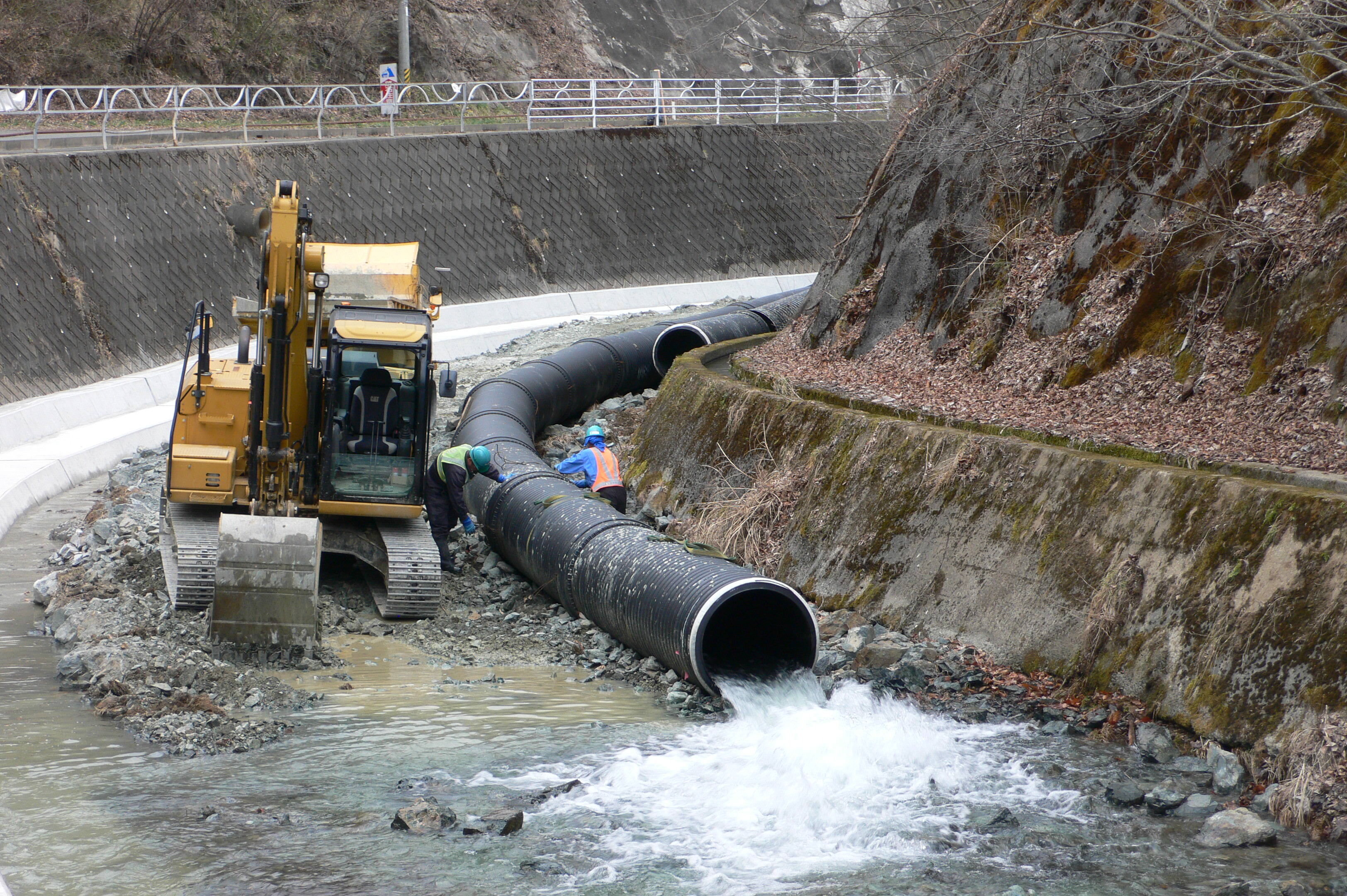 護岸補修工事仮廻し排水　さし込み式ダブルプレスト管SDM－900